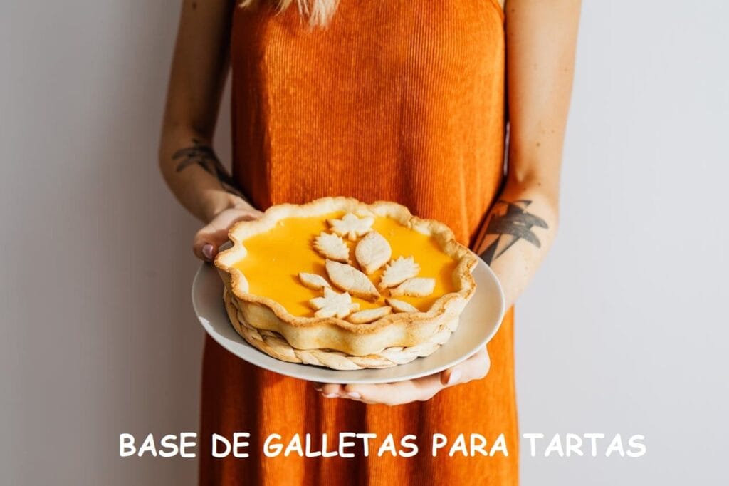 un postre echo con base de galletas para tartas