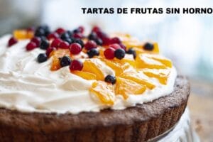 Tarta de frutas sin horno con durazno, ciruelas sobre una base de pastelera