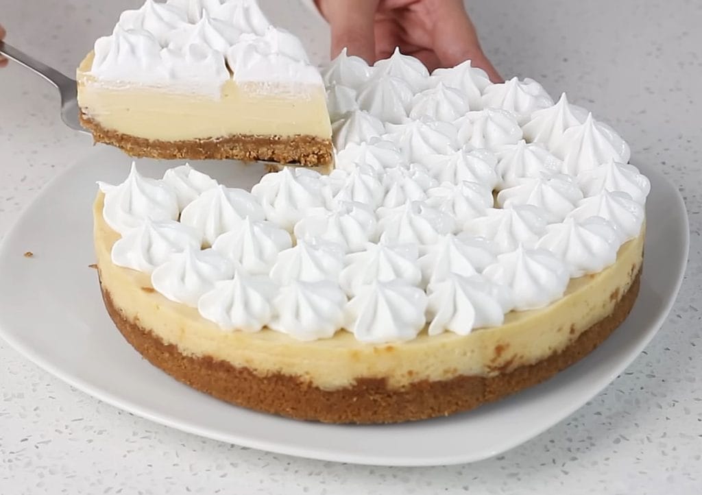 tarta de limon con base de galletas siendo cortada