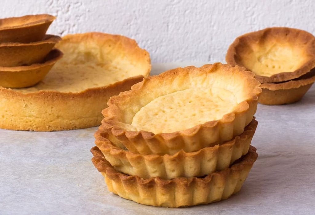 varias masa de tartaleta ya preparadas